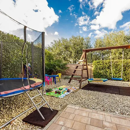 Vesna For 6 Persons Near With 32 M2 Private Pool, Kids Playground & Free Bikes 别墅