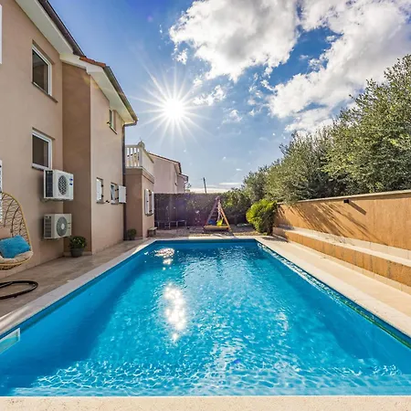 Vesna For 6 Persons Near With 32 M2 Private Pool, Kids Playground & Free Bikes 普拉