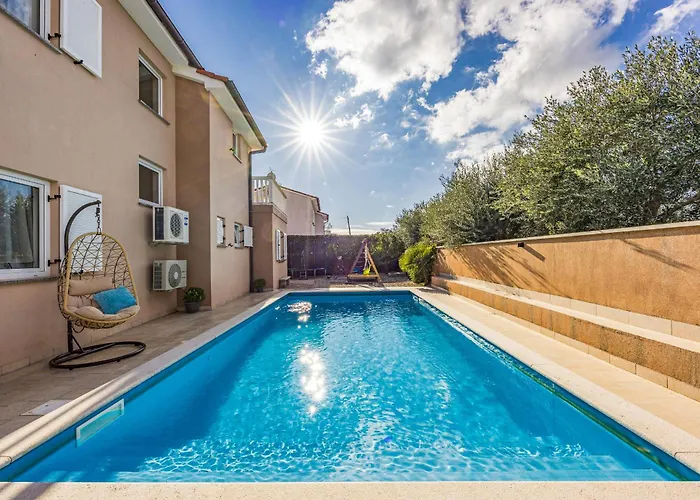 Vesna For 6 Persons Near With 32 M2 Private Pool, Kids Playground & Free Bikes 풀라