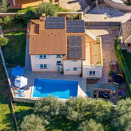 Vesna For 6 Persons Near With 32 M2 Private Pool, Kids Playground & Free Bikes ヴィラ