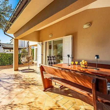 Vesna For 6 Persons Near With 32 M2 Private Pool, Kids Playground & Free Bikes ヴィラ プーラ